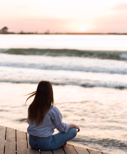 mujer-vista-trasera-meditando-al-aire-libre_23-2148739308